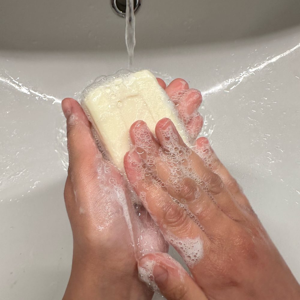 Savon au soufre Glowytime utilisé sous l'eau avec mousse