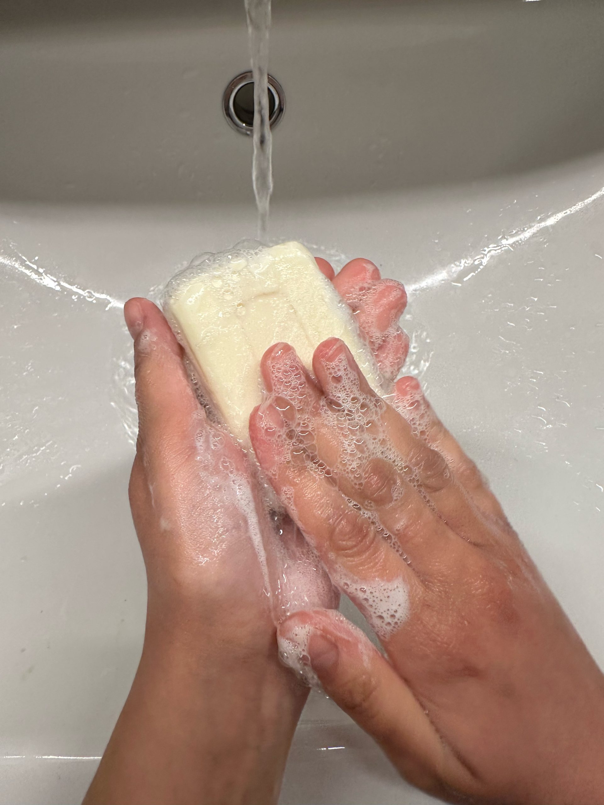 Savon au soufre Glowytime utilisé sous l'eau avec mousse
